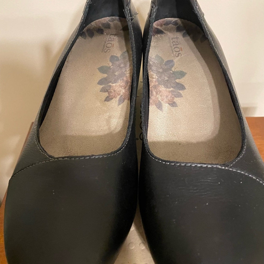 Taos Debut black short healed flat worn only once Size 8
